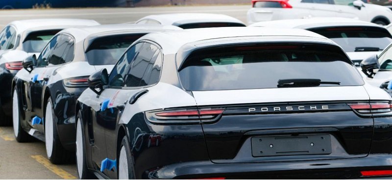 Грузовое судно с автомобилями Porsche загорелось…