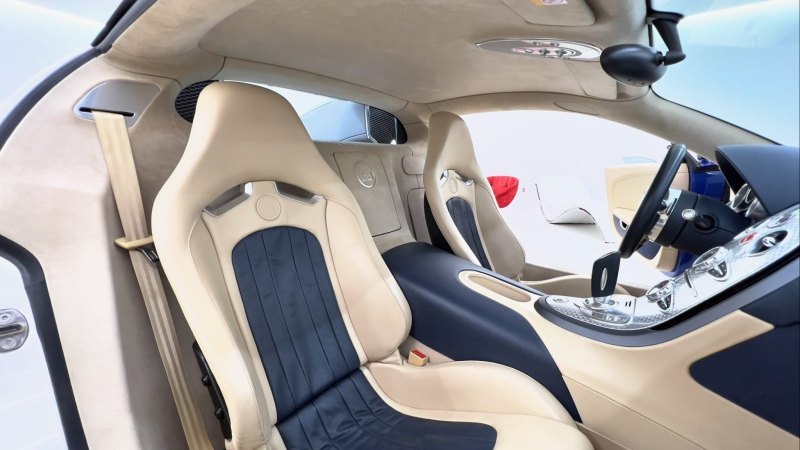 В салоне Veyron Хошбина есть кожаные сиденья с…