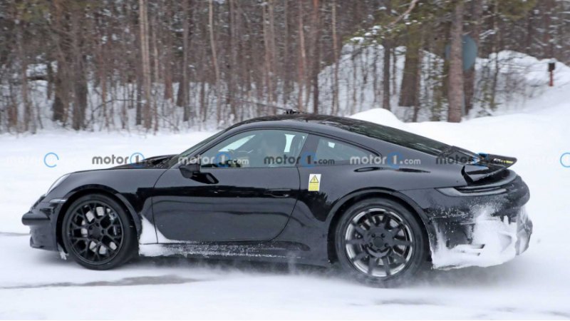 На этих фотографиях два экземпляра 911 Hybrid. На…