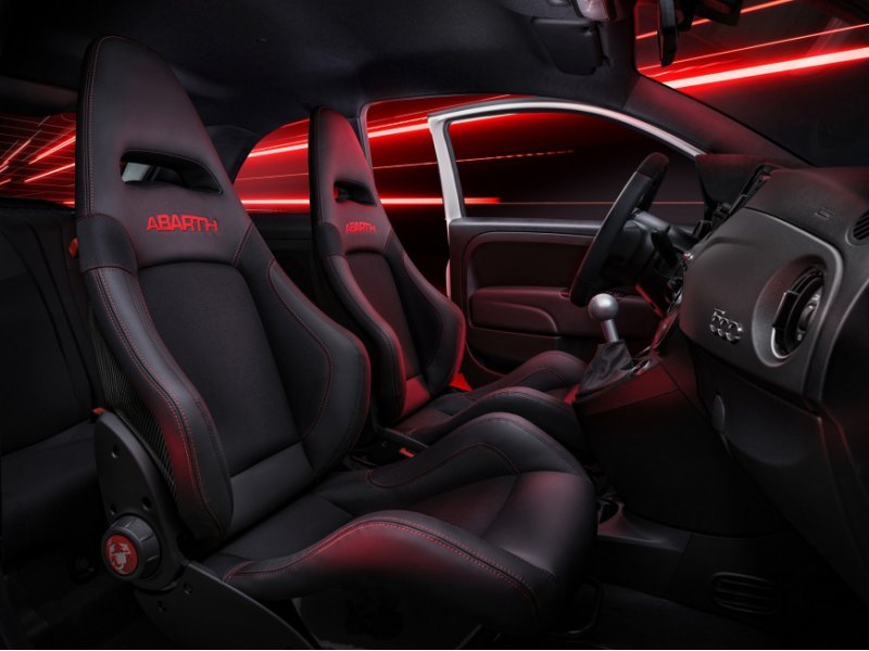 Abarth 695 отличается 17-дюймовыми колесами,…