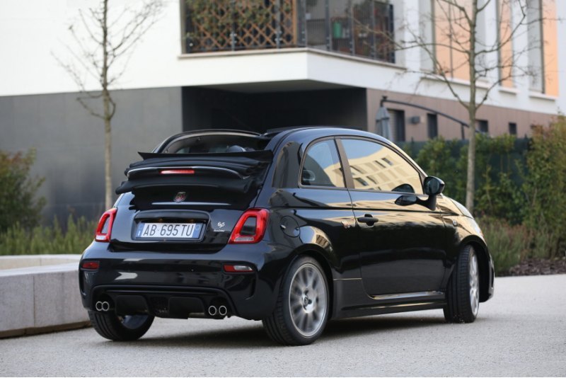 Версия Abarth F595 оснащена выхлопной системой…