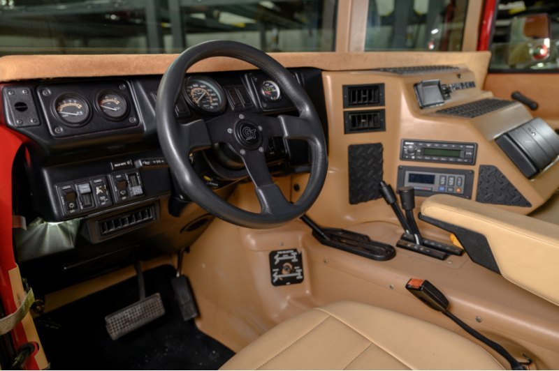 Внешность Hummer украшает ярко-красная окраска, а…