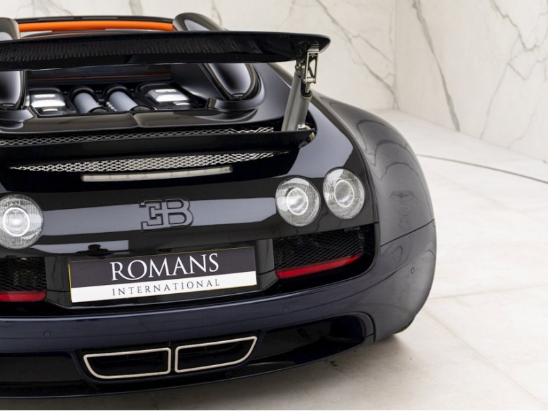 Напомним, что Veyron Grand Sport Vitesse оснащен…