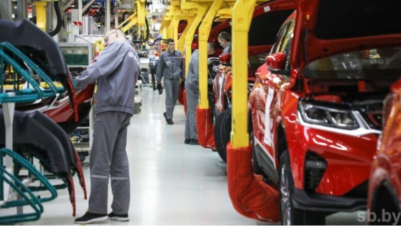 В основном это компактные кроссоверы Geely…