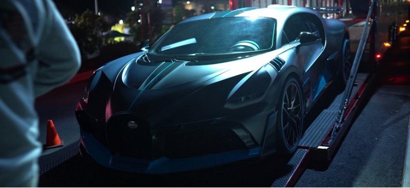 Припаркованный в центре Лондона Bugatti Divo…