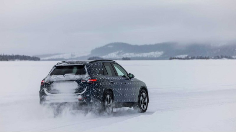 В отличие от C-class, который предлагается только…
