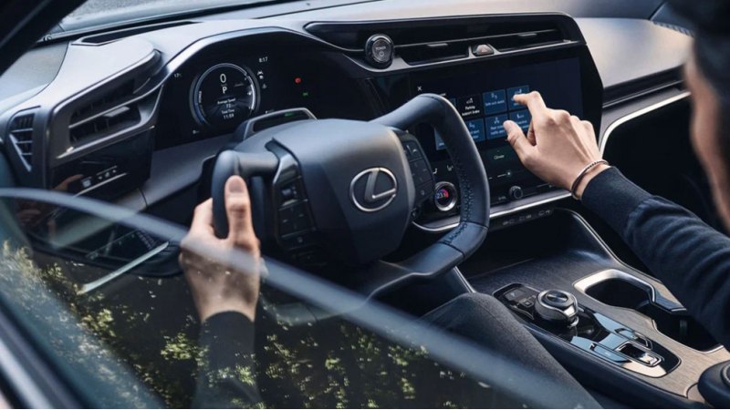 Руль Lexus RZ оформили в виде штурвала, где…