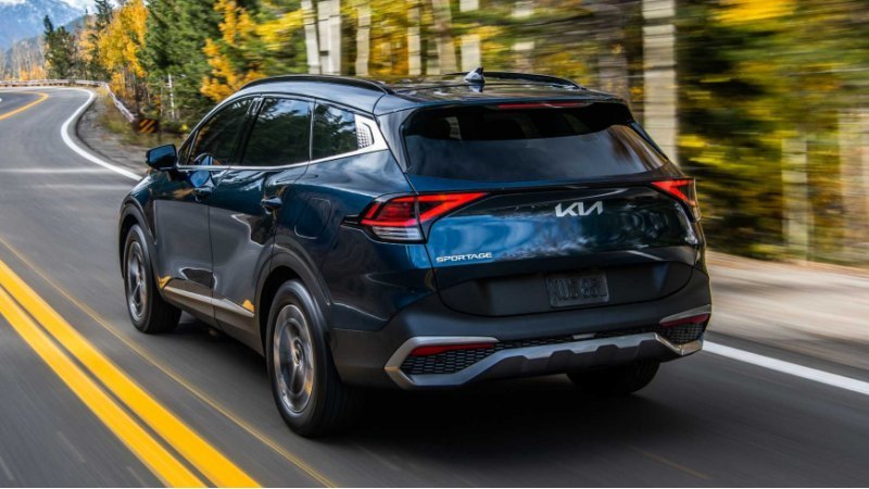 Внутри Sportage Hybrid очень похож на своего…