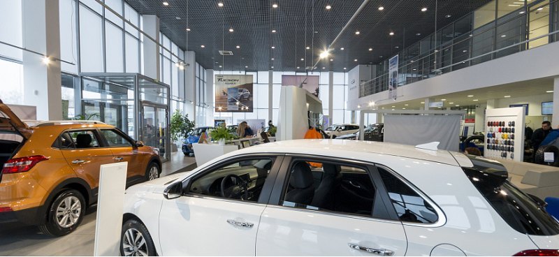 Продажи легковых автомобилей в России упали на…