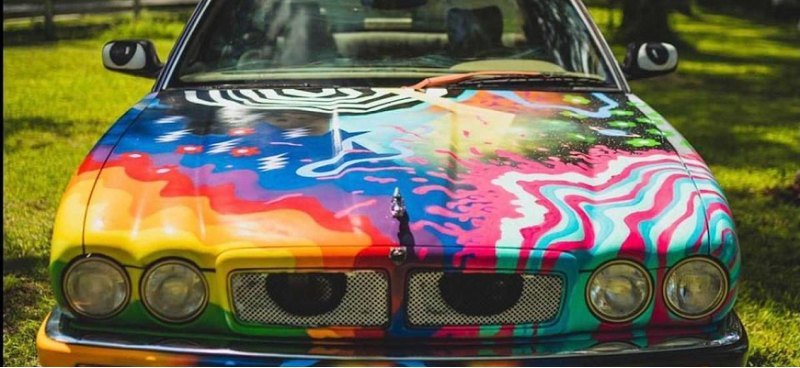 На продажу выставили яркий арт-седан Jaguar XJR-6