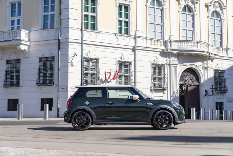 Логотип MINI, название модели, сама решетка…