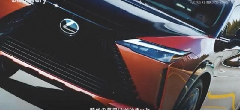 Lexus RZ 450e 2023 года в двухцветном исполнении…