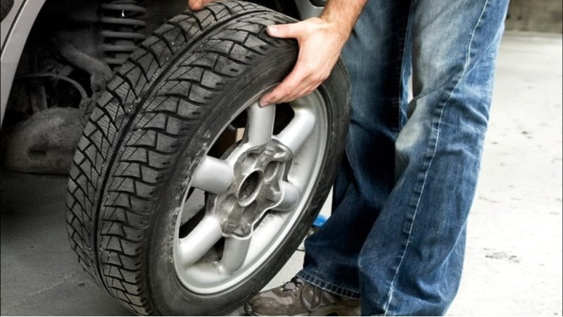 Лучше один бок авто прижимать к высокому бордюру.…