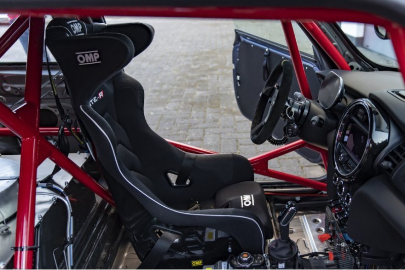 Вес специального MINI JCW уменьшили благодаря…