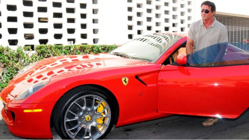 Этот актер имел несколько моделей Ferrari,…