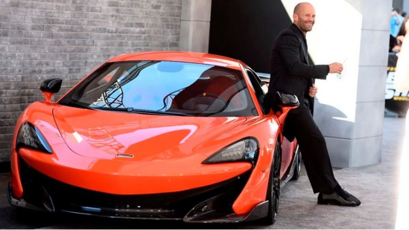 Сейчас он ездит на гиперкаре Lamborghini…