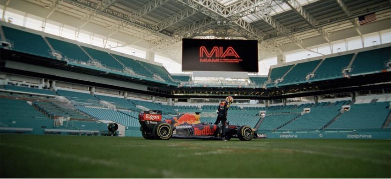 Red Bull везет болид F1 из Нью-Йорка во Флориду…