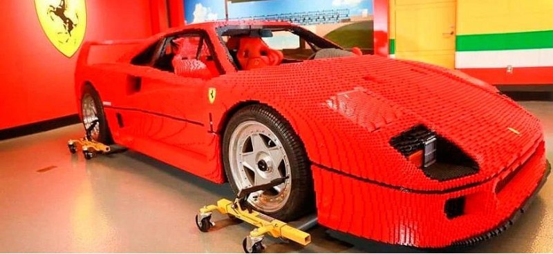 Полноразмерная модель Ferrari F40 из Lego…
