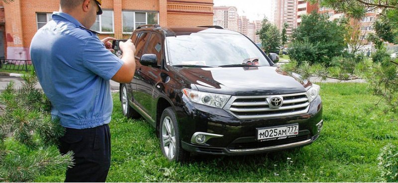 Парковка авто на газоне открывает ТОП самых…