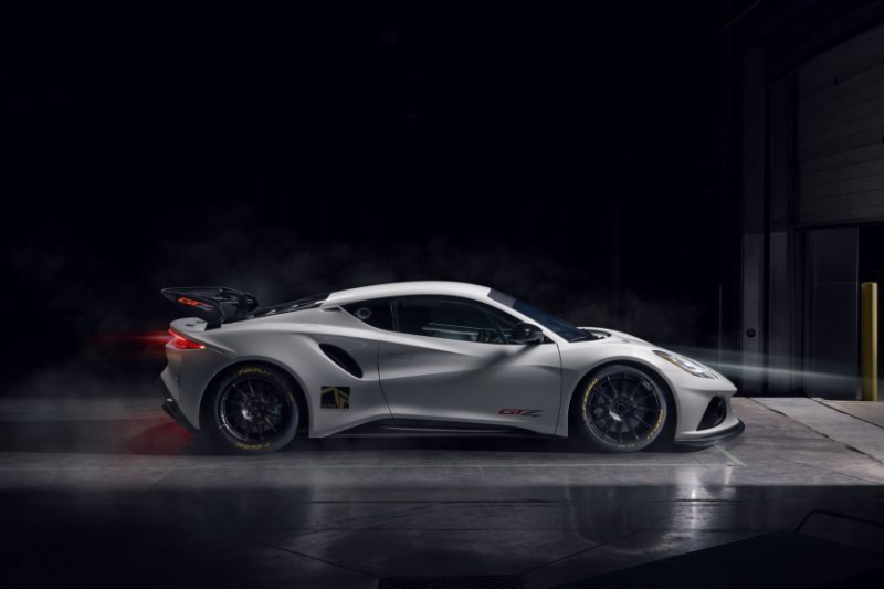 Директор по характеристикам автомобилей в Lotus и…