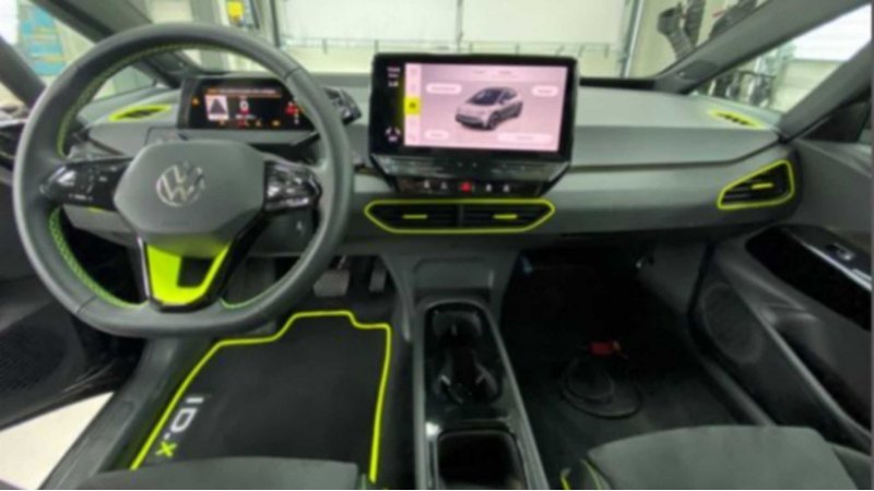 Ранее VW также дразнил кабриолет ID.3, но он еще…