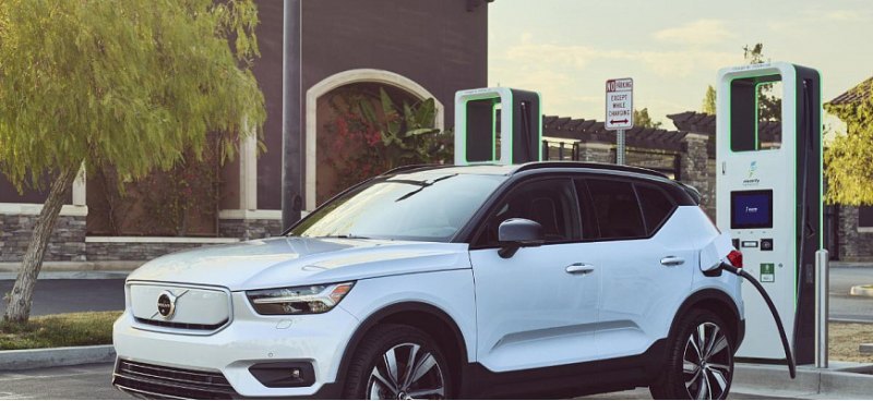 В США отзывают более 5300 автомобилей Volvo XC40…