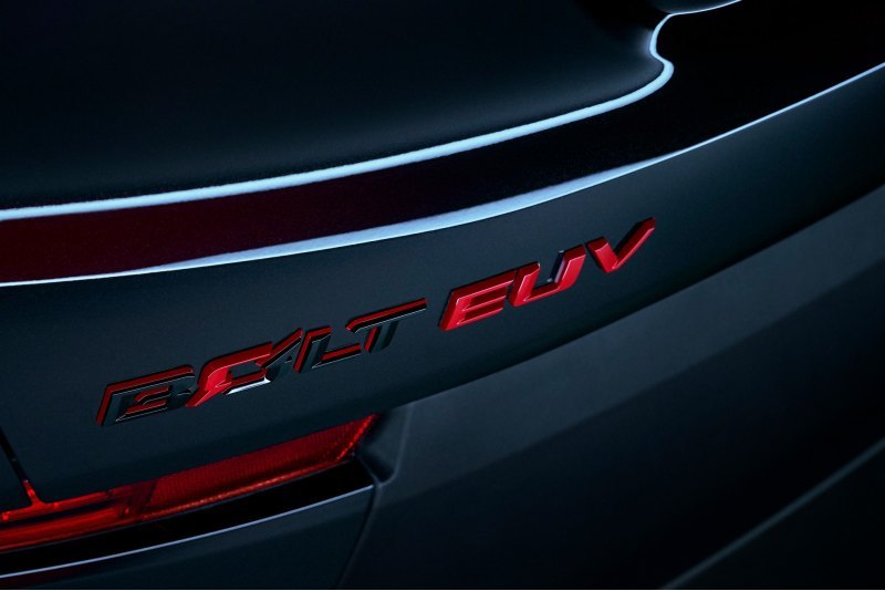 Chevrolet Bolt EUV 2023 года имеет АКБ на 65 кВтч…
