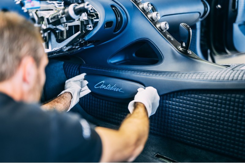 Bugatti также изготовила алюминиевые значки с…