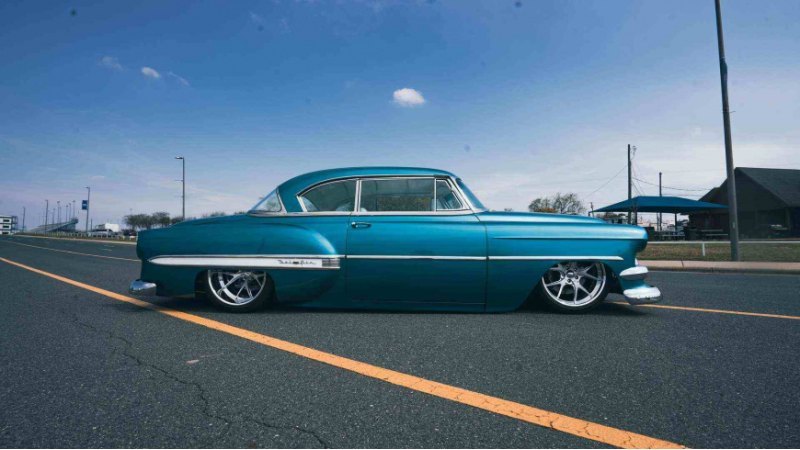 Этот небесно-голубой Bel Air теперь оснащен…