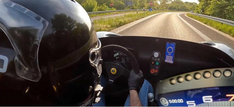 Этот Lotus 3-Eleven пытается разогнаться до…