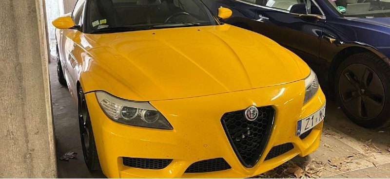 На фото попал кастомный BMW Z4 с решеткой…