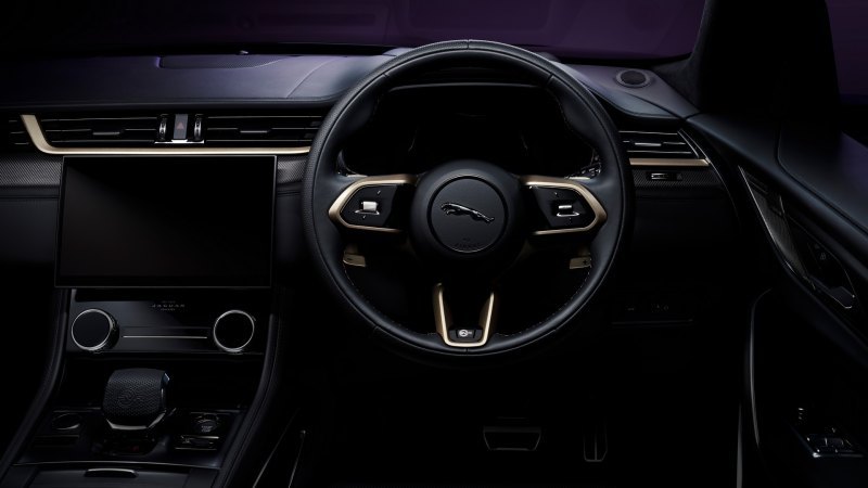 Jaguar также оснастил руль значками Satin Black,…