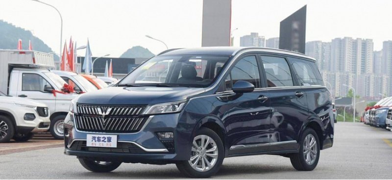 В КНР представлен семиместный минивэн WULING…