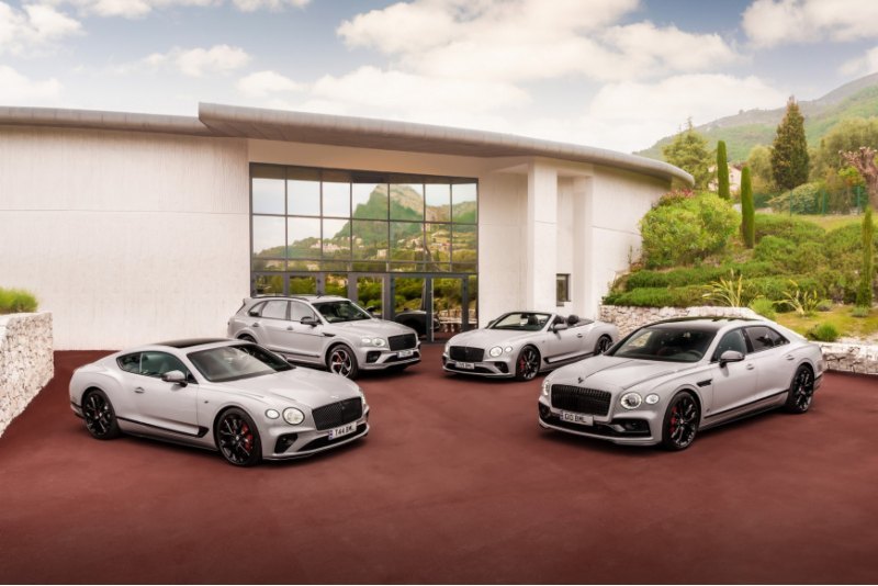 В отличие от Continental GT и Bentayga, где…