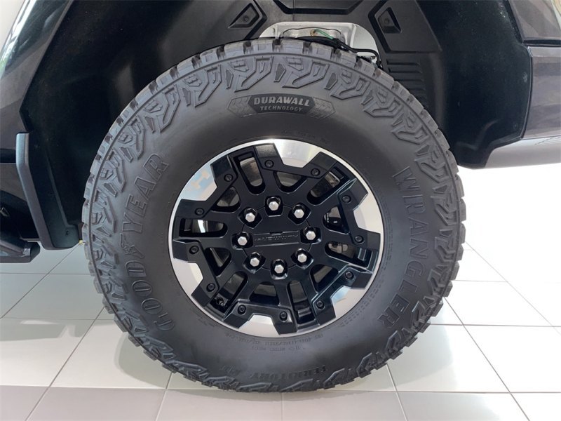 Аккумуляторная батарея GMC настолько массивна,…