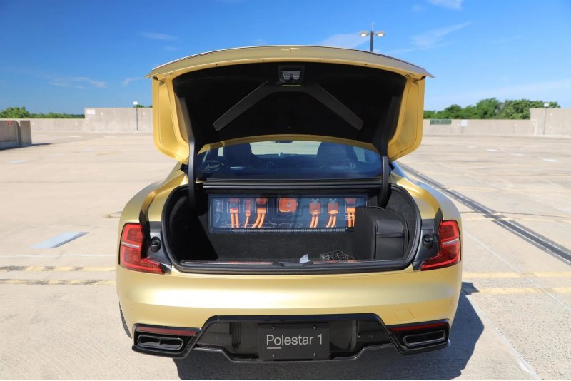 В салоне Polestar 1 Special Edition есть серая…