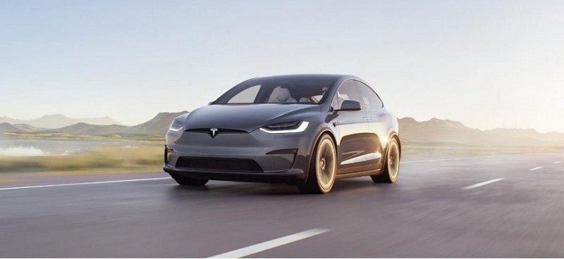 TESLA лидирует в продажах автомобилей класса люкс…