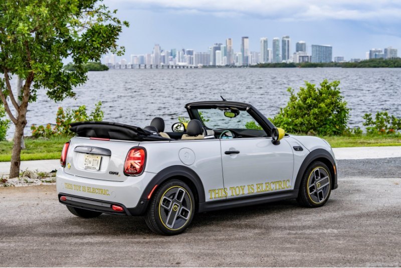 Mini не сообщила, будет ли Cooper SE Convertible…