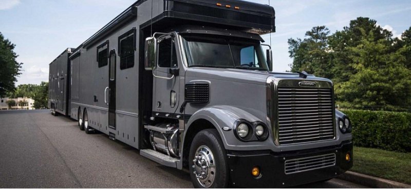 Автокемпер из фуры Freightliner с гаражом на три…