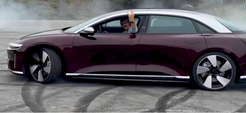 Смотрите, как 1000-сильный электромобиль Lucid…