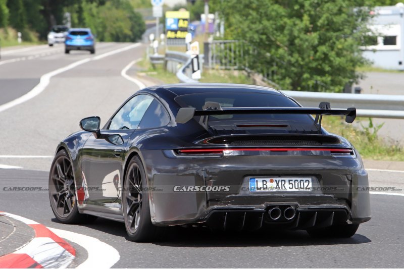 Интерьер обновленного 911 GT3 в объективы камер…