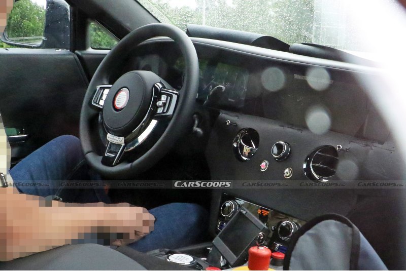 Спереди у нас есть фирменная решетка Rolls-Royce,…