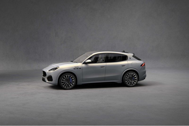 В салоне покупатели найдут черные, белые или…