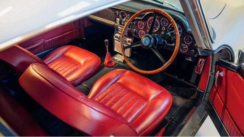 Впервые DB5 появился в фильме «Голдфингер» в 1964…