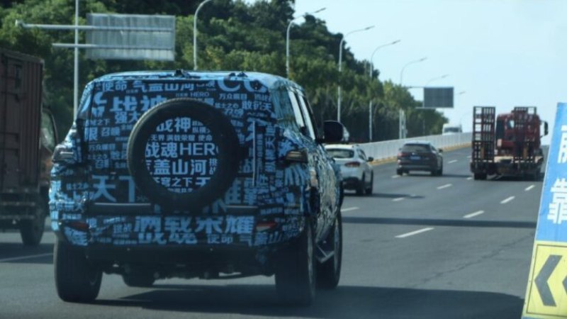На шпионских снимках автомобиль носит плотный…