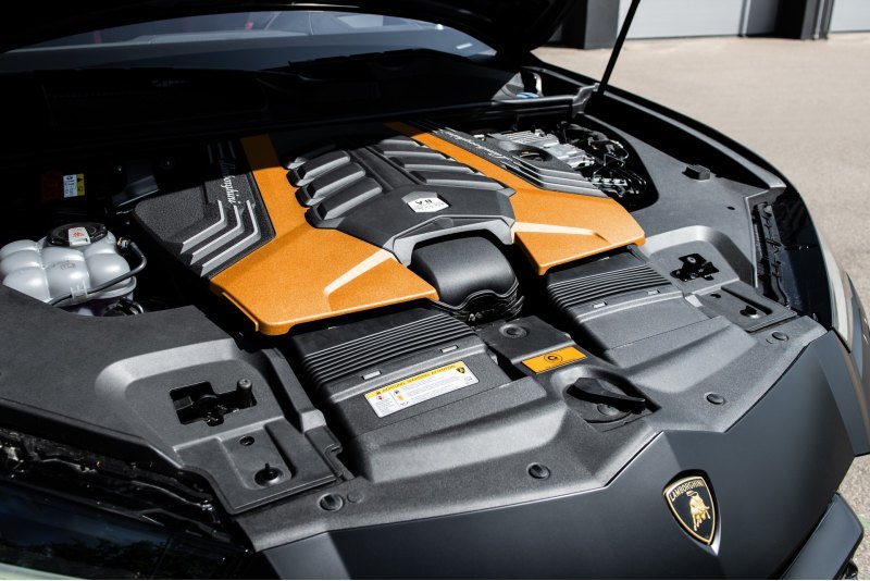 Также черный матовый Urus был оснащен оранжевыми…