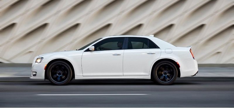 Седан Chrysler 300 2023 года обновился и получил…