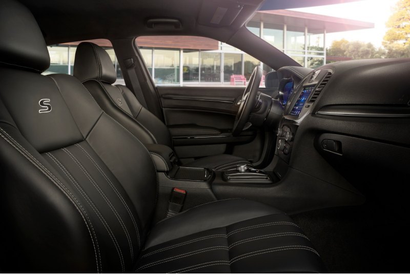 Седан Chrysler 300 отличается заднеприводной…