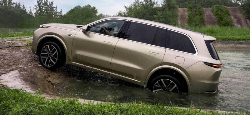 Китайский Li Auto L9 неплохо умеет ездить по…