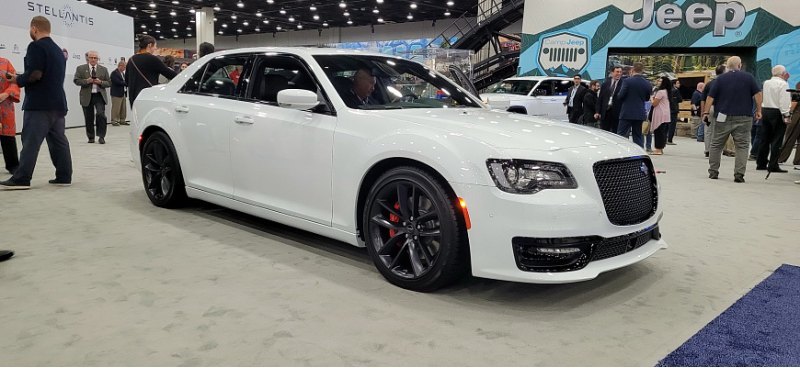 Седан Chrysler 300C 2023 отказался от мощности…